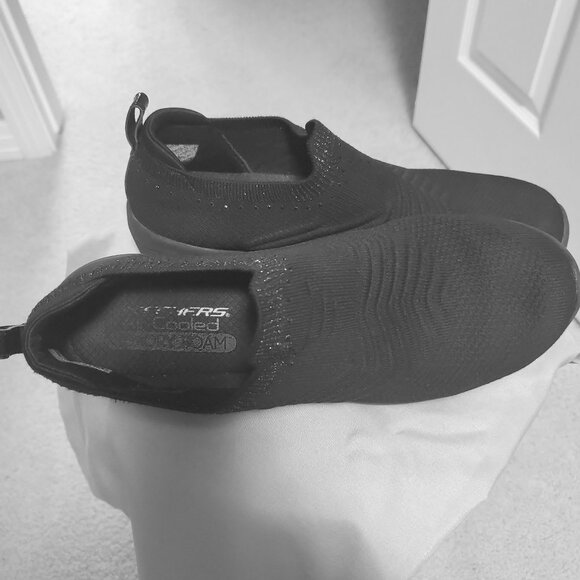 Skechers Ultra Flex Women’s Slip-On Shoes Sneakers Black Size 8.5 - Picture 2 of 4